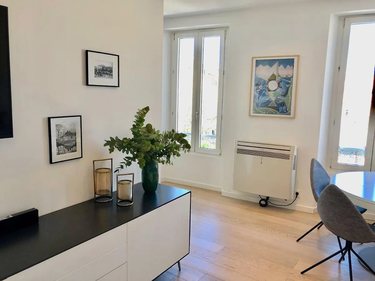 Bright & Modern Apartment In The Heart Of Antibes
